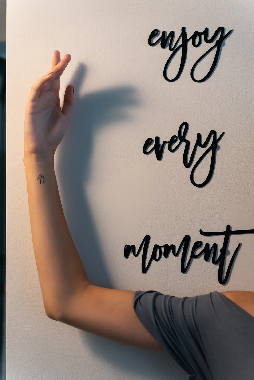 Detalle de movimiento junto al mensaje enjoy every moment